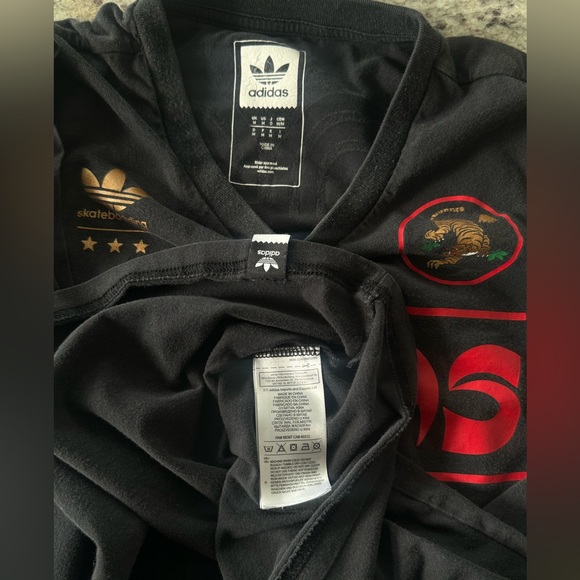 Adidas skateboarding soccer T shirt in Black and red size Medium - Picture 7 of 8